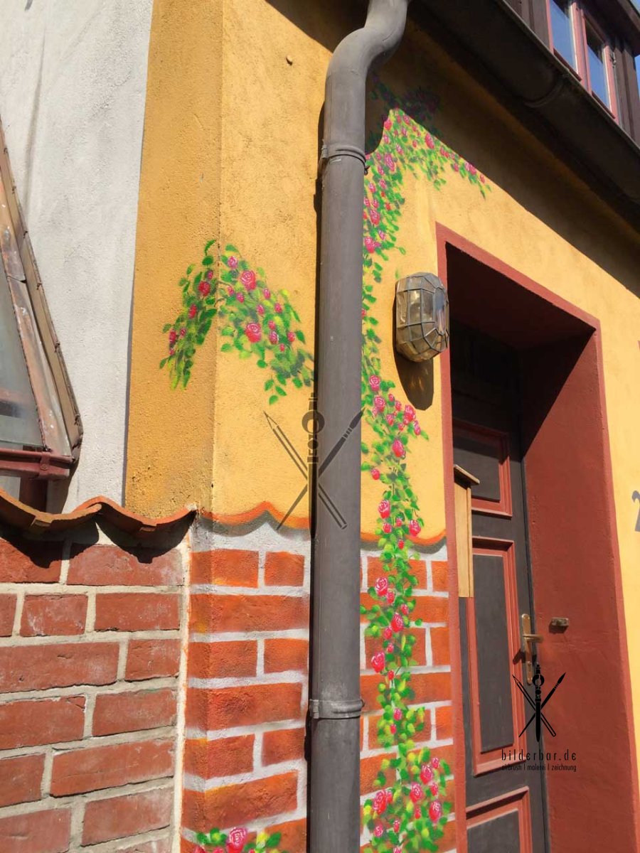 Heckenrosen Detail Mauer