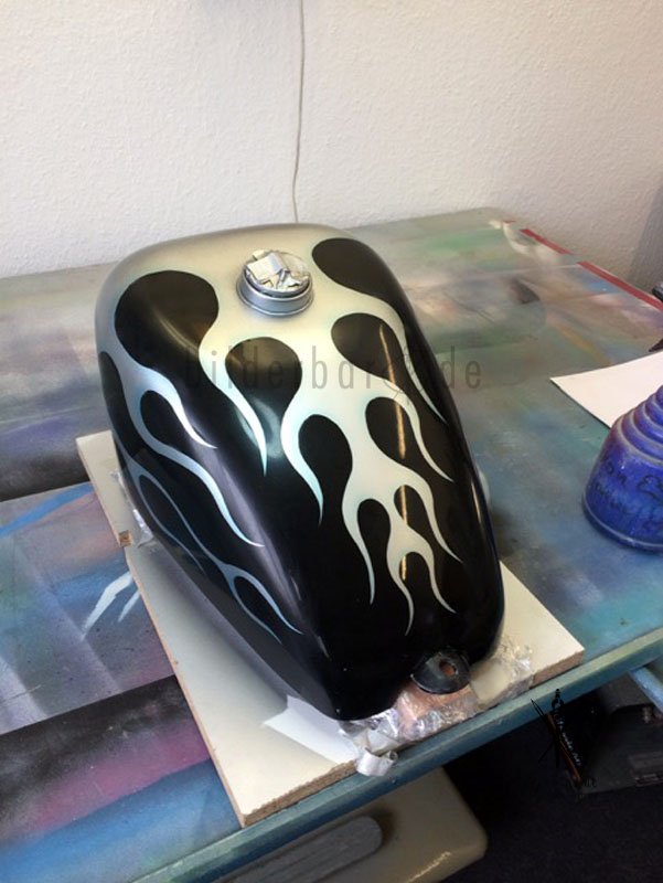 harley_tank_redflames-08